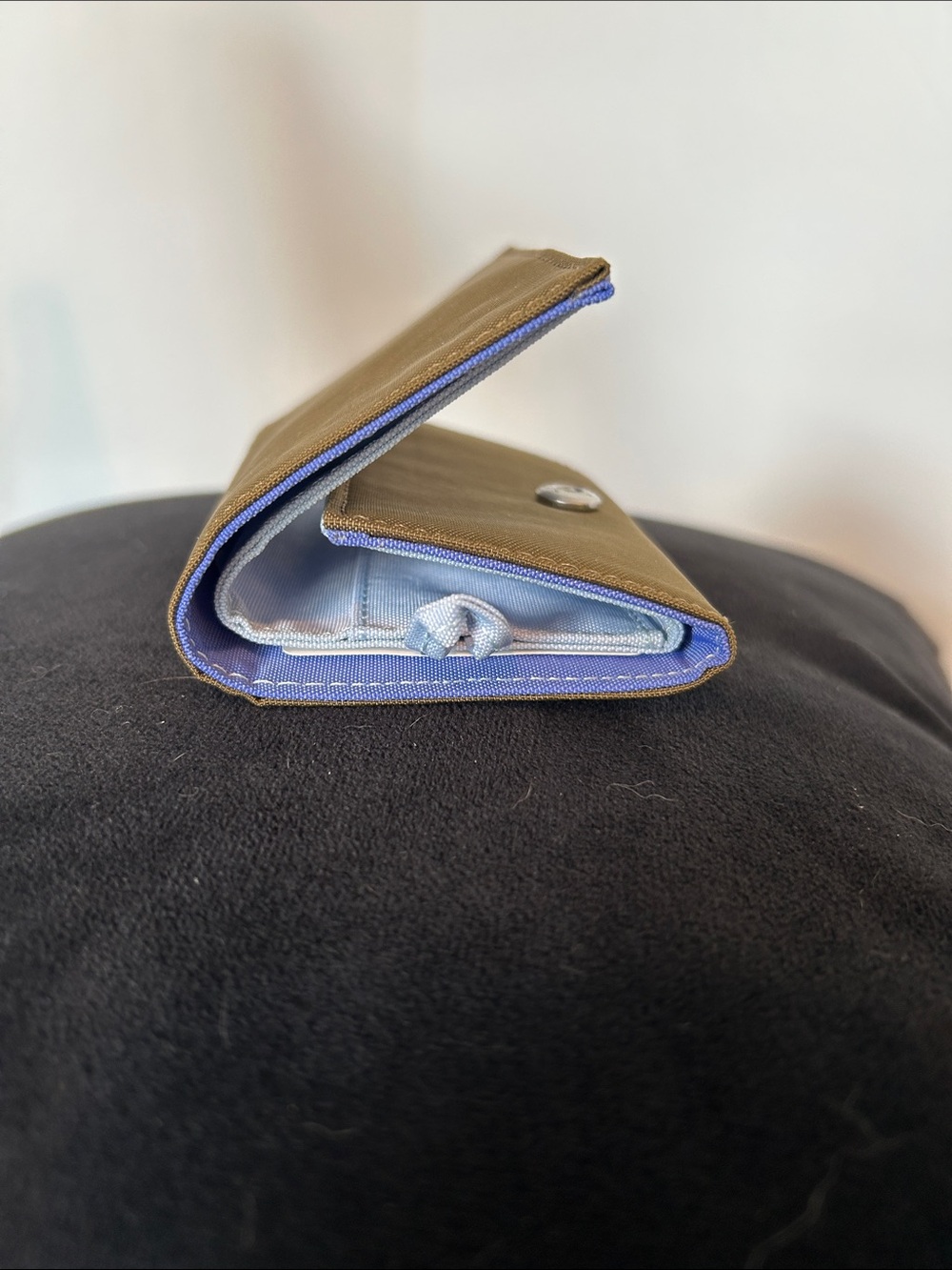 BAGGU Snap Wallet in Olive and Lavender